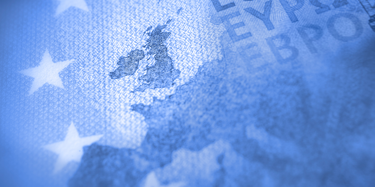 KI generiert: Das Bild zeigt eine Nahaufnahme einer europäischen Banknote, auf der eine Karte mit Umrissen von Ländern und Sterne des europäischen Symbols zu sehen sind. Es scheint Europa oder Teile davon darzustellen.