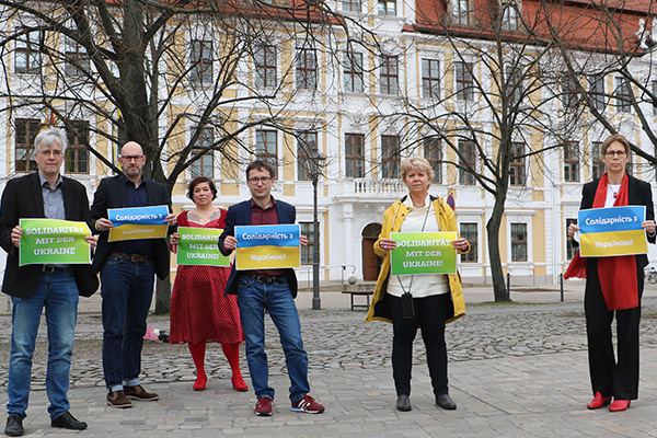 Abgeordnete der Grünen Landtgasfraktion mit Solidaritätsschildern für die Ukraine. 