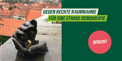 KI generiert: Das Bild zeigt eine Skulptur in Form einer Hand, die einen kleinen Würfel hält, vor einem Hintergrund mit roten Dächern einer Stadt. Daneben befinden sich Textelemente, die eine politische Botschaft gegen rechte Raumnahme und für eine starke Demokratie übermitteln.