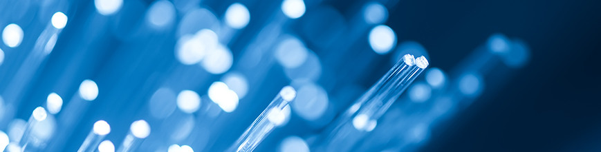 KI generiert: Das Bild zeigt eine Nahaufnahme von Glasfaserkabeln, die in einem abstrakten Stil dargestellt sind. Die Fasern leuchten leicht und erzeugen einen unscharfen, blauen Hintergrund.