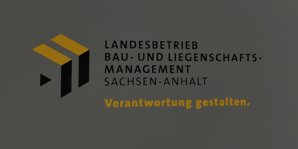 KI generiert: Das Bild zeigt das Logo und den Namen des Landesbetriebs Bau- und Liegenschaftsmanagement Sachsen-Anhalt mit dem Slogan "Verantwortung gestalten". Es handelt sich um eine Darstellung eines offiziellen Logos mit textlichen Informationen.