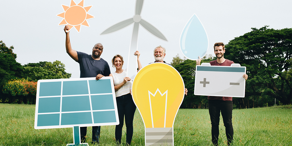 KI generiert: Das Bild zeigt vier Personen, die in einem Freien stehen und Symbole für erneuerbare Energien wie Sonne, Wind, Wasser, Solarzellen und eine Batterie hochhalten. Der Hauptinhalt des Bildes ist die Förderung von nachhaltiger Energie und Umweltbewusstsein.