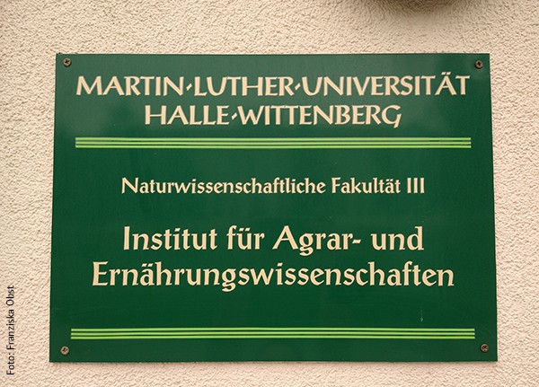 Das Schild der Naturwissenschaftlichen Fakultät III an der MLU in Halle. 