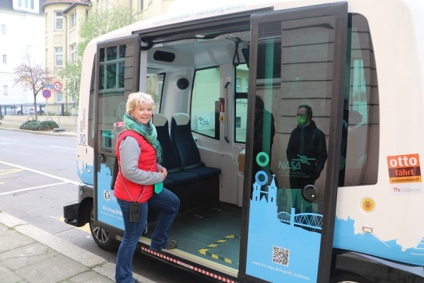 Die Fraktionsvorsitzende der Grüne Landtagsfraktion Cornelia Lüddemann steigt in einen autonom fahrenden Bus