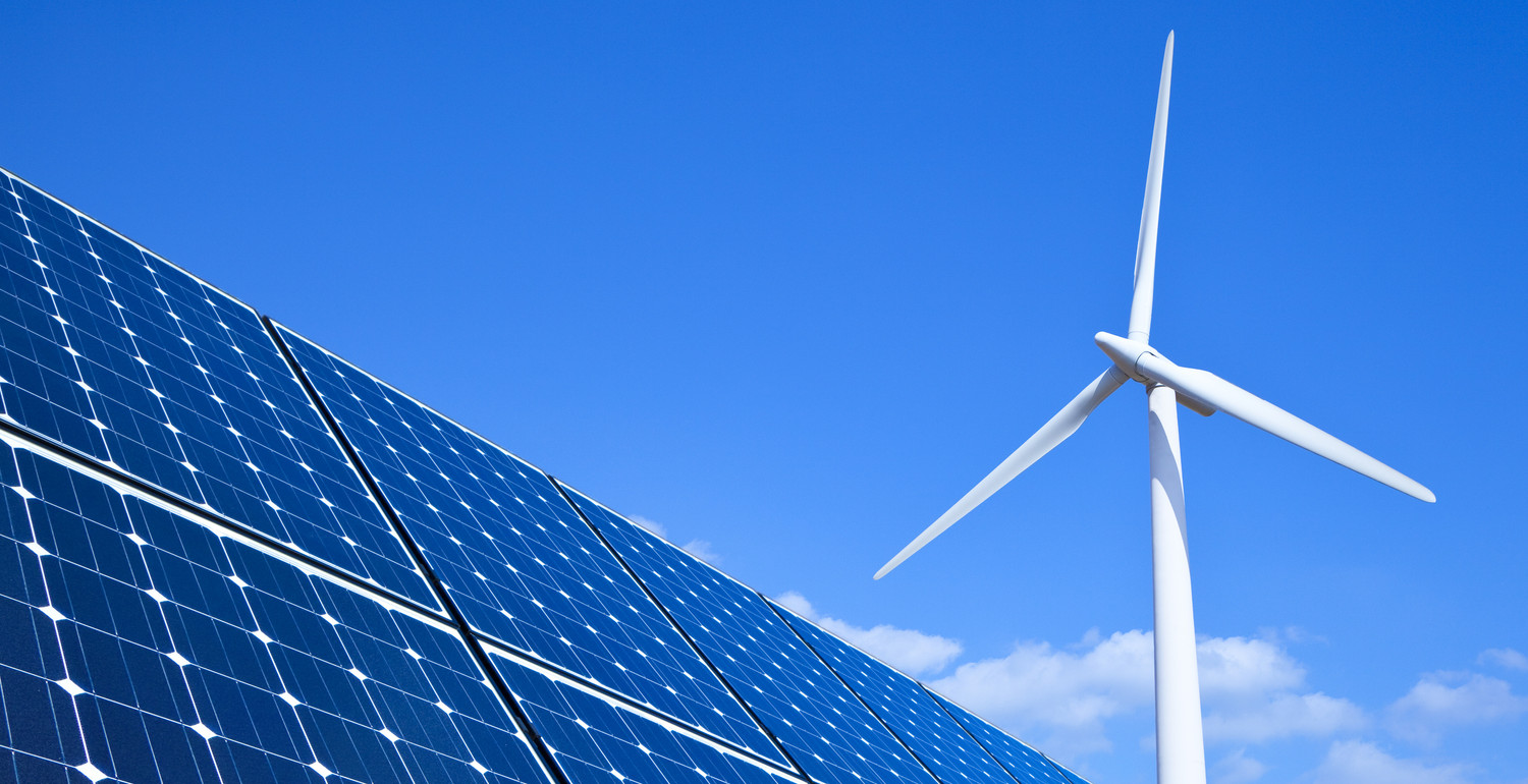 KI generiert: Das Bild zeigt Solarpanels und ein Windrad vor einem klaren blauen Himmel, was auf erneuerbare Energien und Nachhaltigkeit hinweist. Der Fokus liegt auf der Kombination von Solar- und Windenergie.