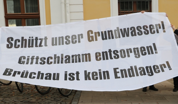 Ein Protestplakat gegen die Giftschlammgrube in Brüchau. 