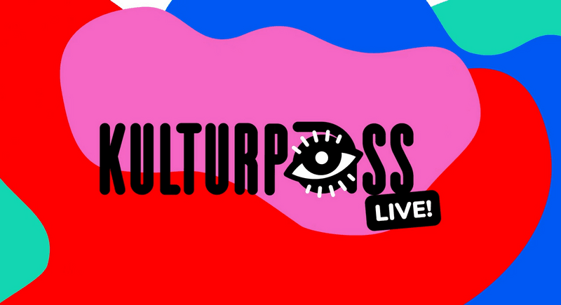 KI generiert: Das Bild zeigt das Wort "KULTURPASS" mit einem stilisierten Auge als Teil des Schriftzugs und dem Zusatz "LIVE!" vor einem bunten, abstrakten Hintergrund. Der Hauptinhalt des Bildes ist das Logo oder der Titel eines Kultur- oder Veranstaltungsprogramms.