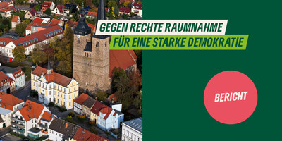 KI generiert: Das Bild zeigt eine Luftaufnahme einer Stadt mit einer markanten Kirche und Gebäuden. Daneben befindet sich ein Text, der sich gegen rechte Raumnahme und für eine starke Demokratie ausspricht.