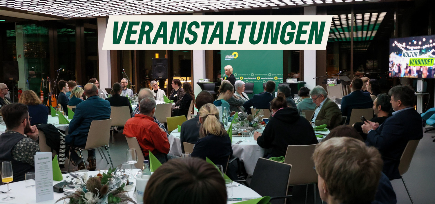 KI generiert: Das Bild zeigt eine Veranstaltung in einem Saal, in dem Menschen an festlich gedeckten Tischen sitzen. Im Vordergrund steht das Wort "Veranstaltungen" in großen Buchstaben.