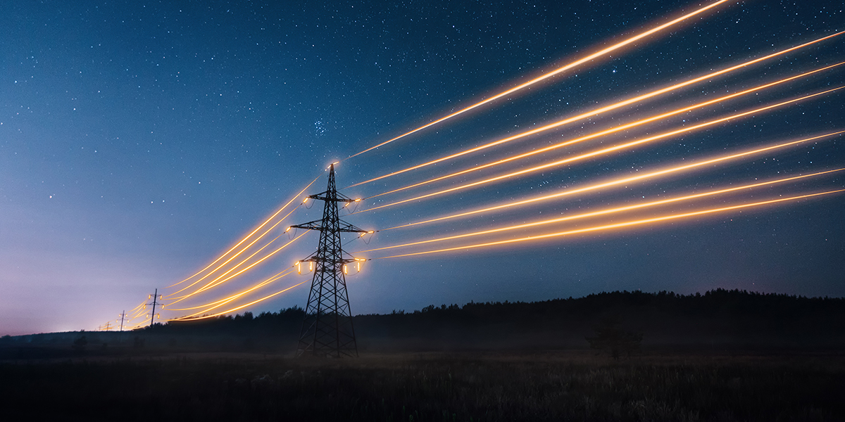 KI generiert: Das Bild zeigt Hochspannungsleitungen, die nachts beleuchtet sind und sich unter einem sternenklaren Himmel erstrecken. Die leuchtenden Linien erzeugen einen dramatischen Effekt vor der dunkleren Landschaft.